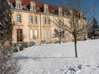 hiver-solitude-vue-facade-monastere-cote-route.jpg